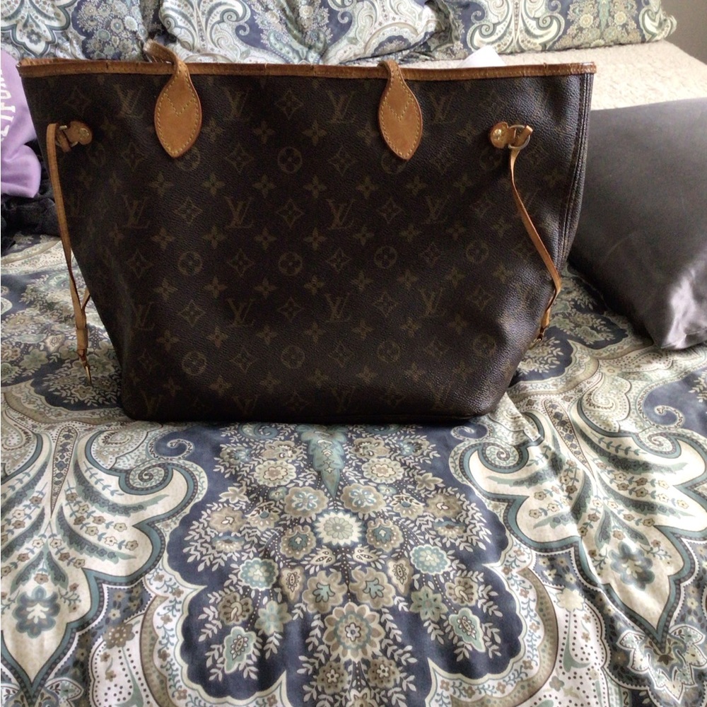 Louie Vuitton Never Full Bag Size Med